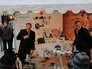 Dr. Wolfgang Heubisch und Dr. Olaf Rathjen vor dem Mars Rover Curiosity Modell